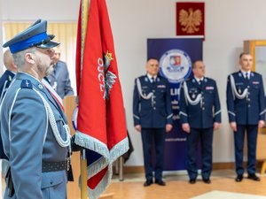 Zdjęcie przedstawia funkcjonariuszy Policji ubranych w umundurowanie wyjściowe podczas uroczystej zbiórki z okazji pożegnania ze sztandarem leżajskiej jednostki dotychczasowego Komendanta Powiatowego Policji, inspektora Janusza Mokrzyckiego. Na zdjęciach widoczny jest poczet sztandarowy, Zastępca Komendanta Wojewódzkiego Policji w Rzeszowie inspektor Jacek Juwa, a także nowy przełożony leżajskich policjantów podinspektor Ryszard Tyka. Na zdjęciach widoczni są również samorządowcy oraz przedstawiciele innych służb mundurowych.