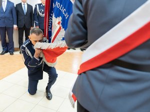 Zdjęcie przedstawia funkcjonariuszy Policji ubranych w umundurowanie wyjściowe podczas uroczystej zbiórki z okazji pożegnania ze sztandarem leżajskiej jednostki dotychczasowego Komendanta Powiatowego Policji, inspektora Janusza Mokrzyckiego. Na zdjęciach widoczny jest poczet sztandarowy, Zastępca Komendanta Wojewódzkiego Policji w Rzeszowie inspektor Jacek Juwa, a także nowy przełożony leżajskich policjantów podinspektor Ryszard Tyka. Na zdjęciach widoczni są również samorządowcy oraz przedstawiciele innych służb mundurowych.