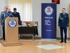 Zdjęcie przedstawia funkcjonariuszy Policji ubranych w umundurowanie wyjściowe podczas uroczystej zbiórki z okazji pożegnania ze sztandarem leżajskiej jednostki dotychczasowego Komendanta Powiatowego Policji, inspektora Janusza Mokrzyckiego. Na zdjęciach widoczny jest poczet sztandarowy, Zastępca Komendanta Wojewódzkiego Policji w Rzeszowie inspektor Jacek Juwa, a także nowy przełożony leżajskich policjantów podinspektor Ryszard Tyka. Na zdjęciach widoczni są również samorządowcy oraz przedstawiciele innych służb mundurowych.