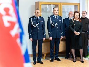 Zdjęcie przedstawia funkcjonariuszy Policji ubranych w umundurowanie wyjściowe podczas uroczystej zbiórki z okazji pożegnania ze sztandarem leżajskiej jednostki dotychczasowego Komendanta Powiatowego Policji, inspektora Janusza Mokrzyckiego. Na zdjęciach widoczny jest poczet sztandarowy, Zastępca Komendanta Wojewódzkiego Policji w Rzeszowie inspektor Jacek Juwa, a także nowy przełożony leżajskich policjantów podinspektor Ryszard Tyka. Na zdjęciach widoczni są również samorządowcy oraz przedstawiciele innych służb mundurowych.