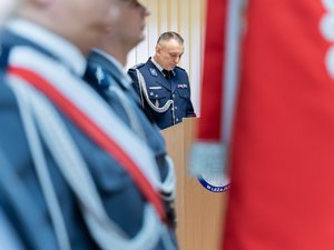 Zdjęcie przedstawia funkcjonariuszy Policji ubranych w umundurowanie wyjściowe podczas uroczystej zbiórki z okazji pożegnania ze sztandarem leżajskiej jednostki dotychczasowego Komendanta Powiatowego Policji, inspektora Janusza Mokrzyckiego. Na zdjęciach widoczny jest poczet sztandarowy, Zastępca Komendanta Wojewódzkiego Policji w Rzeszowie inspektor Jacek Juwa, a także nowy przełożony leżajskich policjantów podinspektor Ryszard Tyka. Na zdjęciach widoczni są również samorządowcy oraz przedstawiciele innych służb mundurowych.