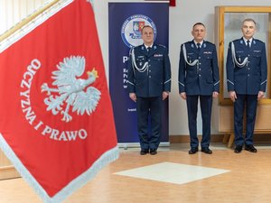 Zdjęcie przedstawia funkcjonariuszy Policji ubranych w umundurowanie wyjściowe podczas uroczystej zbiórki z okazji pożegnania ze sztandarem leżajskiej jednostki dotychczasowego Komendanta Powiatowego Policji, inspektora Janusza Mokrzyckiego. Na zdjęciach widoczny jest poczet sztandarowy, Zastępca Komendanta Wojewódzkiego Policji w Rzeszowie inspektor Jacek Juwa, a także nowy przełożony leżajskich policjantów podinspektor Ryszard Tyka. Na zdjęciach widoczni są również samorządowcy oraz przedstawiciele innych służb mundurowych.