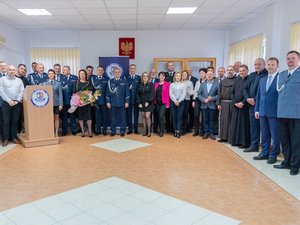 Zdjęcie przedstawia funkcjonariuszy Policji ubranych w umundurowanie wyjściowe podczas uroczystej zbiórki z okazji pożegnania ze sztandarem leżajskiej jednostki dotychczasowego Komendanta Powiatowego Policji, inspektora Janusza Mokrzyckiego. Na zdjęciach widoczny jest poczet sztandarowy, Zastępca Komendanta Wojewódzkiego Policji w Rzeszowie inspektor Jacek Juwa, a także nowy przełożony leżajskich policjantów podinspektor Ryszard Tyka. Na zdjęciach widoczni są również samorządowcy oraz przedstawiciele innych służb mundurowych.