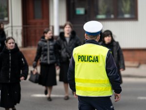 Zdjęcie przedstawia zabezpieczenie pielgrzymki Chasydów do Leżajska. Na zdjęciach znajdują się umundurowani funkcjonariusze Policji oraz pielgrzymi narodowości żydowskiej.