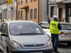 Zdjęcie przedstawia zabezpieczenie pielgrzymki Chasydów do Leżajska. Na zdjęciach znajdują się umundurowani funkcjonariusze Policji oraz pielgrzymi narodowości żydowskiej.