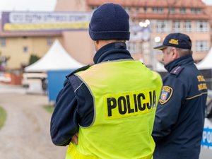 Zdjęcie przedstawia zabezpieczenie pielgrzymki Chasydów do Leżajska. Na zdjęciach znajdują się umundurowani funkcjonariusze Policji oraz pielgrzymi narodowości żydowskiej.