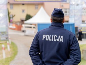 Zdjęcie przedstawia zabezpieczenie pielgrzymki Chasydów do Leżajska. Na zdjęciach znajdują się umundurowani funkcjonariusze Policji oraz pielgrzymi narodowości żydowskiej.