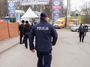 Zdjęcie przedstawia zabezpieczenie pielgrzymki Chasydów do Leżajska. Na zdjęciach znajdują się umundurowani funkcjonariusze Policji oraz pielgrzymi narodowości żydowskiej.