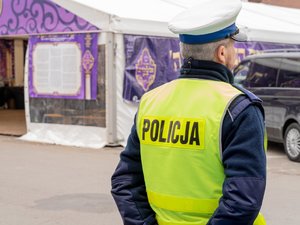 Zdjęcie przedstawia zabezpieczenie pielgrzymki Chasydów do Leżajska. Na zdjęciach znajdują się umundurowani funkcjonariusze Policji oraz pielgrzymi narodowości żydowskiej.