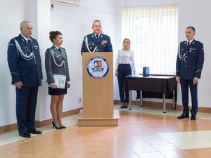 Zdjęcia przedstawiają przebieg uroczystej zbiórki z okazji objęcia stanowiska Komendanta Powiatowego Policji w Leżajsku oraz przywitania się ze sztandarem jednostki podinspektora Ryszarda Tyki. Na zdjęciach widoczni są ubrani w galowe umundurowanie Policjanci Komendy Powiatowej Policji w Leżajsku. Dodatkowo na fotografiach widoczny jest poczet sztandarowy wraz ze sztandarem jednostki. Na zdjęciach widoczny jest również Komendant Wojewódzki Policji w Rzeszowie inspektor Jarosław Tokarczyk. Oprócz tego, na fotografiach widać zaproszonych gości.