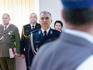 Zdjęcia przedstawiają przebieg uroczystej zbiórki z okazji objęcia stanowiska Komendanta Powiatowego Policji w Leżajsku oraz przywitania się ze sztandarem jednostki podinspektora Ryszarda Tyki. Na zdjęciach widoczni są ubrani w galowe umundurowanie Policjanci Komendy Powiatowej Policji w Leżajsku. Dodatkowo na fotografiach widoczny jest poczet sztandarowy wraz ze sztandarem jednostki. Na zdjęciach widoczny jest również Komendant Wojewódzki Policji w Rzeszowie inspektor Jarosław Tokarczyk. Oprócz tego, na fotografiach widać zaproszonych gości.