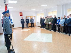 Zdjęcia przedstawiają przebieg uroczystej zbiórki z okazji objęcia stanowiska Komendanta Powiatowego Policji w Leżajsku oraz przywitania się ze sztandarem jednostki podinspektora Ryszarda Tyki. Na zdjęciach widoczni są ubrani w galowe umundurowanie Policjanci Komendy Powiatowej Policji w Leżajsku. Dodatkowo na fotografiach widoczny jest poczet sztandarowy wraz ze sztandarem jednostki. Na zdjęciach widoczny jest również Komendant Wojewódzki Policji w Rzeszowie inspektor Jarosław Tokarczyk. Oprócz tego, na fotografiach widać zaproszonych gości.