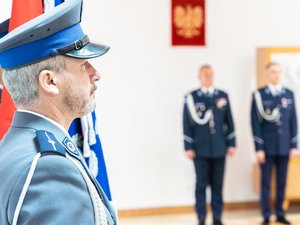 Zdjęcia przedstawiają przebieg uroczystej zbiórki z okazji objęcia stanowiska Komendanta Powiatowego Policji w Leżajsku oraz przywitania się ze sztandarem jednostki podinspektora Ryszarda Tyki. Na zdjęciach widoczni są ubrani w galowe umundurowanie Policjanci Komendy Powiatowej Policji w Leżajsku. Dodatkowo na fotografiach widoczny jest poczet sztandarowy wraz ze sztandarem jednostki. Na zdjęciach widoczny jest również Komendant Wojewódzki Policji w Rzeszowie inspektor Jarosław Tokarczyk. Oprócz tego, na fotografiach widać zaproszonych gości.