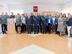 Zdjęcia przedstawiają przebieg uroczystej zbiórki z okazji objęcia stanowiska Komendanta Powiatowego Policji w Leżajsku oraz przywitania się ze sztandarem jednostki podinspektora Ryszarda Tyki. Na zdjęciach widoczni są ubrani w galowe umundurowanie Policjanci Komendy Powiatowej Policji w Leżajsku. Dodatkowo na fotografiach widoczny jest poczet sztandarowy wraz ze sztandarem jednostki. Na zdjęciach widoczny jest również Komendant Wojewódzki Policji w Rzeszowie inspektor Jarosław Tokarczyk. Oprócz tego, na fotografiach widać zaproszonych gości.