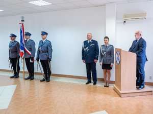 Zdjęcia przedstawiają przebieg uroczystej zbiórki z okazji objęcia stanowiska Komendanta Powiatowego Policji w Leżajsku oraz przywitania się ze sztandarem jednostki podinspektora Ryszarda Tyki. Na zdjęciach widoczni są ubrani w galowe umundurowanie Policjanci Komendy Powiatowej Policji w Leżajsku. Dodatkowo na fotografiach widoczny jest poczet sztandarowy wraz ze sztandarem jednostki. Na zdjęciach widoczny jest również Komendant Wojewódzki Policji w Rzeszowie inspektor Jarosław Tokarczyk. Oprócz tego, na fotografiach widać zaproszonych gości.