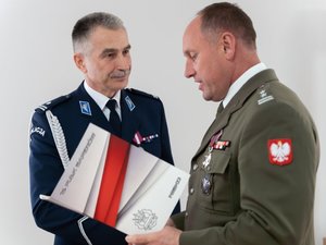 Zdjęcia przedstawiają przebieg uroczystej zbiórki z okazji objęcia stanowiska Komendanta Powiatowego Policji w Leżajsku oraz przywitania się ze sztandarem jednostki podinspektora Ryszarda Tyki. Na zdjęciach widoczni są ubrani w galowe umundurowanie Policjanci Komendy Powiatowej Policji w Leżajsku. Dodatkowo na fotografiach widoczny jest poczet sztandarowy wraz ze sztandarem jednostki. Na zdjęciach widoczny jest również Komendant Wojewódzki Policji w Rzeszowie inspektor Jarosław Tokarczyk. Oprócz tego, na fotografiach widać zaproszonych gości.