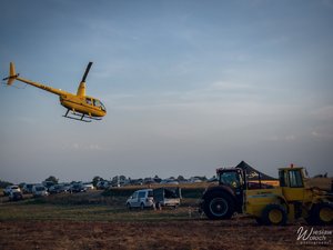 Zdjęcia przedstawiają przebieg otwartych zawodów strzeleckich, połączonych z piknikiem rodzinnym na strzelnicy arizona w Przychojcu. Na zdjęciach widoczni są także policjanci, którzy współorganizowali wydarzenie. Strzelnica zlokalizowana jest wśród wałów ziemnych, które również widoczne są na zdjęciach.