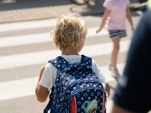 Zdjęcia przedstawiają umundurowanych funkcjonariuszy Komendy Powiatowej Policji w Leżajsku, którzy znajdują się pod szkołami na terenie powiatu leżajskiego i rozmawiają z uczestnikami ruchu drogowego, którzy korzystają z przejścia dla pieszych. Policjanci ubrani są w odblaskowe kamizelki.