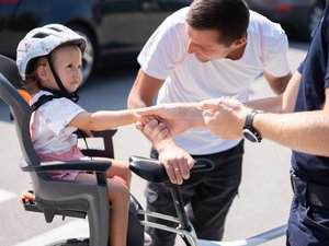 Zdjęcia przedstawiają umundurowanych funkcjonariuszy Komendy Powiatowej Policji w Leżajsku, którzy znajdują się pod szkołami na terenie powiatu leżajskiego i rozmawiają z uczestnikami ruchu drogowego, którzy korzystają z przejścia dla pieszych. Policjanci ubrani są w odblaskowe kamizelki.