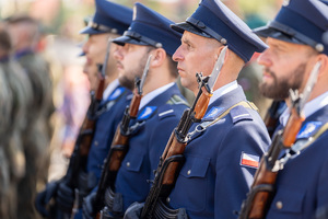 Zdjęcia przedstawiają przebieg XXV Pielgrzymki Służb Mundurowych w Leżajsku. Na zdjęciach znajdują się funkcjonariusze Policji i innych formacji. Zdjęcia wykonywane są na zewnątrz.