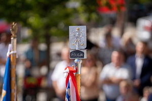 Zdjęcia przedstawiają przebieg XXV Pielgrzymki Służb Mundurowych w Leżajsku. Na zdjęciach znajdują się funkcjonariusze Policji i innych formacji. Zdjęcia wykonywane są na zewnątrz.