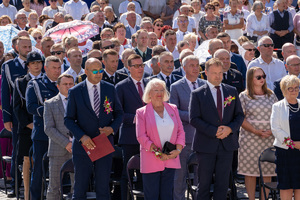 Zdjęcia przedstawiają przebieg XXV Pielgrzymki Służb Mundurowych w Leżajsku. Na zdjęciach znajdują się funkcjonariusze Policji i innych formacji. Zdjęcia wykonywane są na zewnątrz.