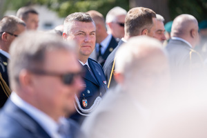 Zdjęcia przedstawiają przebieg XXV Pielgrzymki Służb Mundurowych w Leżajsku. Na zdjęciach znajdują się funkcjonariusze Policji i innych formacji. Zdjęcia wykonywane są na zewnątrz.