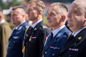 Zdjęcia przedstawiają przebieg XXV Pielgrzymki Służb Mundurowych w Leżajsku. Na zdjęciach znajdują się funkcjonariusze Policji i innych formacji. Zdjęcia wykonywane są na zewnątrz.