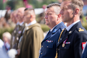 Zdjęcia przedstawiają przebieg XXV Pielgrzymki Służb Mundurowych w Leżajsku. Na zdjęciach znajdują się funkcjonariusze Policji i innych formacji. Zdjęcia wykonywane są na zewnątrz.