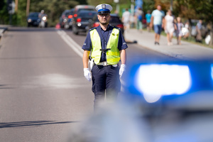 Zdjęcia przedstawiają przebieg XXV Pielgrzymki Służb Mundurowych w Leżajsku. Na zdjęciach znajdują się funkcjonariusze Policji i innych formacji. Zdjęcia wykonywane są na zewnątrz.