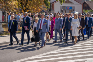 Zdjęcia przedstawiają przebieg XXV Pielgrzymki Służb Mundurowych w Leżajsku. Na zdjęciach znajdują się funkcjonariusze Policji i innych formacji. Zdjęcia wykonywane są na zewnątrz.