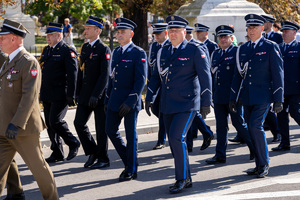 Zdjęcia przedstawiają przebieg XXV Pielgrzymki Służb Mundurowych w Leżajsku. Na zdjęciach znajdują się funkcjonariusze Policji i innych formacji. Zdjęcia wykonywane są na zewnątrz.