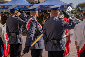 Zdjęcia przedstawiają przebieg XXV Pielgrzymki Służb Mundurowych w Leżajsku. Na zdjęciach znajdują się funkcjonariusze Policji i innych formacji. Zdjęcia wykonywane są na zewnątrz.