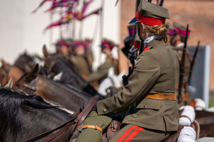 Zdjęcia przedstawiają przebieg XXV Pielgrzymki Służb Mundurowych w Leżajsku. Na zdjęciach znajdują się funkcjonariusze Policji i innych formacji. Zdjęcia wykonywane są na zewnątrz.