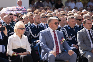 Zdjęcia przedstawiają przebieg XXV Pielgrzymki Służb Mundurowych w Leżajsku. Na zdjęciach znajdują się funkcjonariusze Policji i innych formacji. Zdjęcia wykonywane są na zewnątrz.