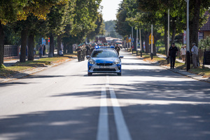 Zdjęcia przedstawiają przebieg XXV Pielgrzymki Służb Mundurowych w Leżajsku. Na zdjęciach znajdują się funkcjonariusze Policji i innych formacji. Zdjęcia wykonywane są na zewnątrz.