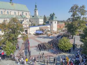 Zdjęcia przedstawiają przebieg XXV Pielgrzymki Służb Mundurowych w Leżajsku. Na zdjęciach znajdują się funkcjonariusze Policji i innych formacji. Zdjęcia wykonywane są na zewnątrz.