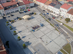 Zdjęcia przedstawiają przebieg zajęć profilaktycznych , które odbyły się na leżajskim rynku. Na zdjęciach widać umundurowanych funkcjonariuszy z leżajskiej komendy. Widać także inne osoby biorące udział w spotkaniu. Dodatkowo na zdjęciach widoczne są oznakowane radiowozy policji. Zdjęcia wykonywane były z ziemi jak również z drona.