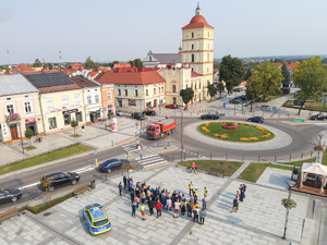 Zdjęcia przedstawiają przebieg zajęć profilaktycznych , które odbyły się na leżajskim rynku. Na zdjęciach widać umundurowanych funkcjonariuszy z leżajskiej komendy. Widać także inne osoby biorące udział w spotkaniu. Dodatkowo na zdjęciach widoczne są oznakowane radiowozy policji. Zdjęcia wykonywane były z ziemi jak również z drona.