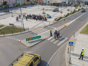 Zdjęcia przedstawiają przebieg zajęć profilaktycznych , które odbyły się na leżajskim rynku. Na zdjęciach widać umundurowanych funkcjonariuszy z leżajskiej komendy. Widać także inne osoby biorące udział w spotkaniu. Dodatkowo na zdjęciach widoczne są oznakowane radiowozy policji. Zdjęcia wykonywane były z ziemi jak również z drona.