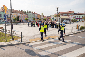 Zdjęcia przedstawiają przebieg zajęć profilaktycznych , które odbyły się na leżajskim rynku. Na zdjęciach widać umundurowanych funkcjonariuszy z leżajskiej komendy. Widać także inne osoby biorące udział w spotkaniu. Dodatkowo na zdjęciach widoczne są oznakowane radiowozy policji. Zdjęcia wykonywane były z ziemi jak również z drona.