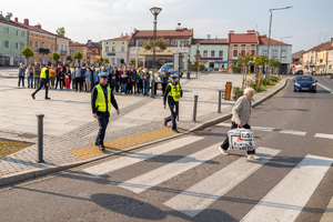 Zdjęcia przedstawiają przebieg zajęć profilaktycznych , które odbyły się na leżajskim rynku. Na zdjęciach widać umundurowanych funkcjonariuszy z leżajskiej komendy. Widać także inne osoby biorące udział w spotkaniu. Dodatkowo na zdjęciach widoczne są oznakowane radiowozy policji. Zdjęcia wykonywane były z ziemi jak również z drona.