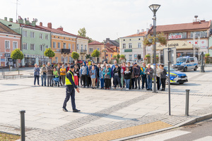 Zdjęcia przedstawiają przebieg zajęć profilaktycznych , które odbyły się na leżajskim rynku. Na zdjęciach widać umundurowanych funkcjonariuszy z leżajskiej komendy. Widać także inne osoby biorące udział w spotkaniu. Dodatkowo na zdjęciach widoczne są oznakowane radiowozy policji. Zdjęcia wykonywane były z ziemi jak również z drona.