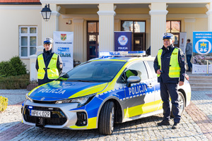 Zdjęcia przedstawiają uroczyste przekazanie nowego radiowozu dla Komendy Powiatowej Policji w Leżajsku. Spotkanie miało miejsce przy Muzeum Ziemi Leżajskiej. W przekazaniu udział wzięli przedstawiciele jednostek samorządu lokalnego. Na zdjęciach znajdują się także umundurowani funkcjonariusze oraz oznakowany radiowóz.