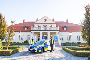 Zdjęcia przedstawiają uroczyste przekazanie nowego radiowozu dla Komendy Powiatowej Policji w Leżajsku. Spotkanie miało miejsce przy Muzeum Ziemi Leżajskiej. W przekazaniu udział wzięli przedstawiciele jednostek samorządu lokalnego. Na zdjęciach znajdują się także umundurowani funkcjonariusze oraz oznakowany radiowóz.