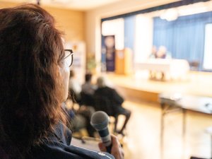 Zdjęcia przedstawiają przebieg debaty społecznej pod nazwą &quot;Bądź bezpieczny na drodze&quot;, która odbyła się w Gminnym Ośrodku Kultury w Leżajsku. W debacie wzięli udział mieszkańcy z terenu powiatu leżajskiego oraz funkcjonariusze z Komendy Powiatowej Policji w Leżajsku. Patronat nad spotkaniem objął Wójt Gminy Leżajsk. Krzysztof Sobejko. Zdjęcia wykonał asp. Miłosz Krzywonos