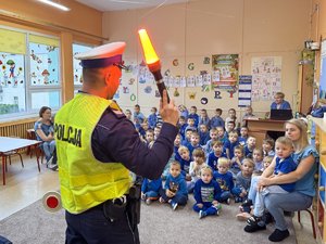 Zdjęcia przedstawiają spotkanie policjantów z leżajskiej komendy z przedszkolakami z przedszkola &amp;quot;Promyczek&amp;quot; w Leżajsku. Policjanci byli umundurowani i prowadzili zajęcia dla najmłodszych.