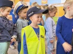 Zdjęcia przedstawiają spotkanie policjantów z leżajskiej komendy z przedszkolakami z przedszkola &amp;quot;Promyczek&amp;quot; w Leżajsku. Policjanci byli umundurowani i prowadzili zajęcia dla najmłodszych.