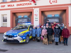 Zdjęcia przedstawiają przebieg spotkania w Bibliotece w Woli Zarczyckiej z dziećmi, podczas trwających ferii zimowych. Spotkanie przeprowadzone zostało przez Policjantów z Komendy Powiatowej Policji w Leżajsku. Na zdjęciach widoczny jest także owczarek belgijski Dżina, czyli pies służbowy, na co dzień pełniący służbę w leżajskiej jednostce.