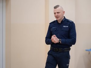 Zdjęcia przedstawiają przebieg spotkania w Bibliotece w Woli Zarczyckiej z dziećmi, podczas trwających ferii zimowych. Spotkanie przeprowadzone zostało przez Policjantów z Komendy Powiatowej Policji w Leżajsku. Na zdjęciach widoczny jest także owczarek belgijski Dżina, czyli pies służbowy, na co dzień pełniący służbę w leżajskiej jednostce.